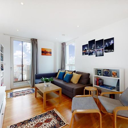Lovely 2 Bedroom Flat With Balcony In Stratford Londra Esterno foto