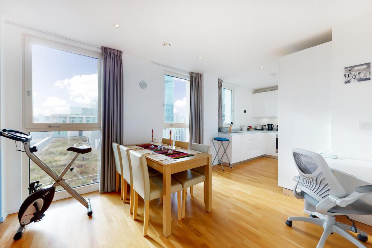 Lovely 2 Bedroom Flat With Balcony In Stratford Londra Esterno foto