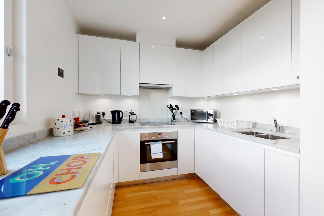 Lovely 2 Bedroom Flat With Balcony In Stratford Londra Esterno foto