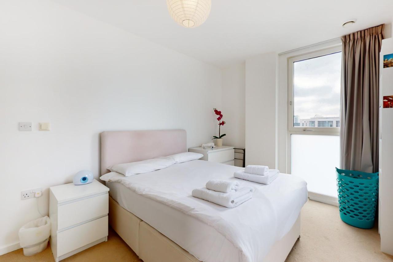 Lovely 2 Bedroom Flat With Balcony In Stratford Londra Esterno foto