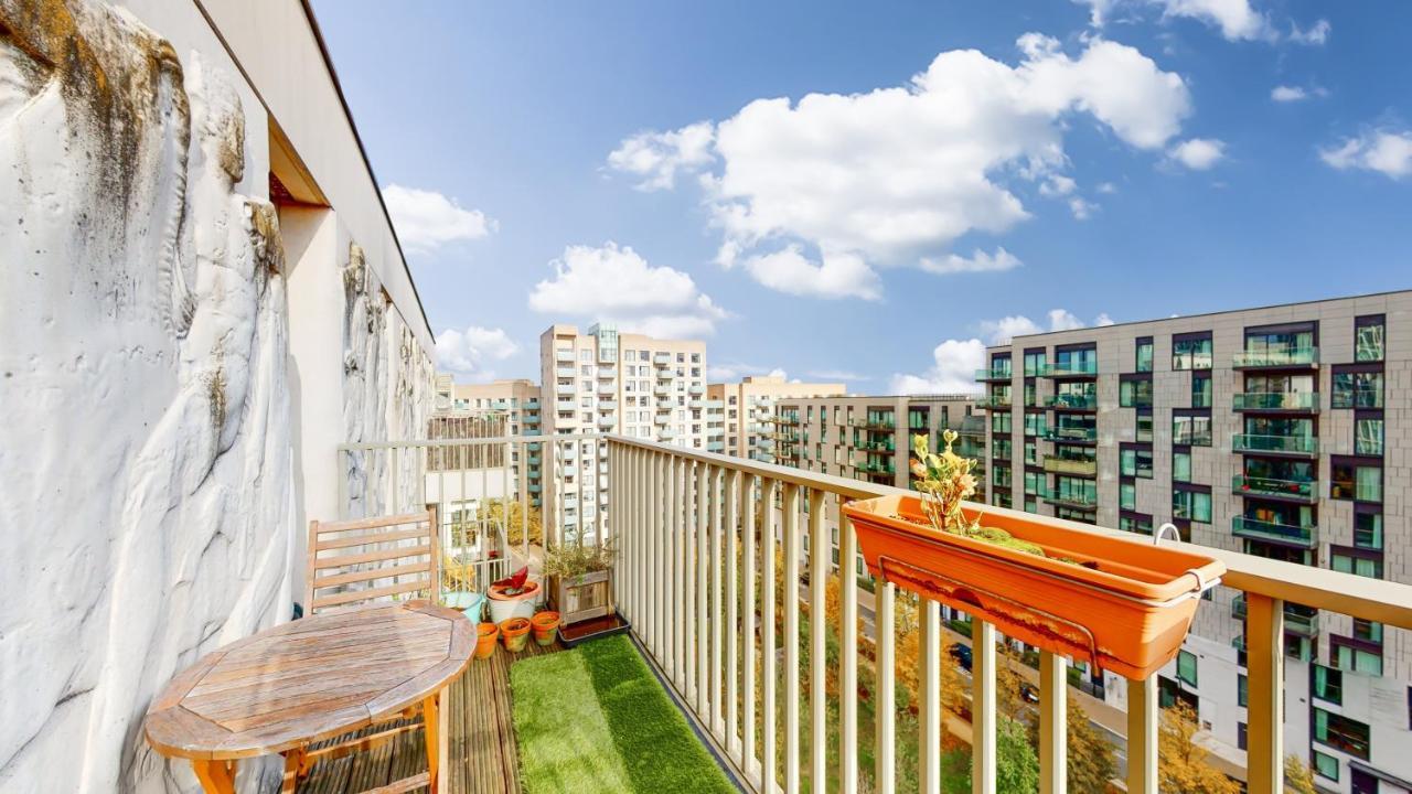 Lovely 2 Bedroom Flat With Balcony In Stratford Londra Esterno foto