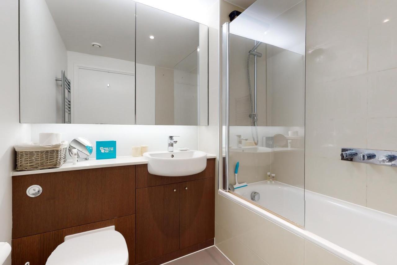Lovely 2 Bedroom Flat With Balcony In Stratford Londra Esterno foto
