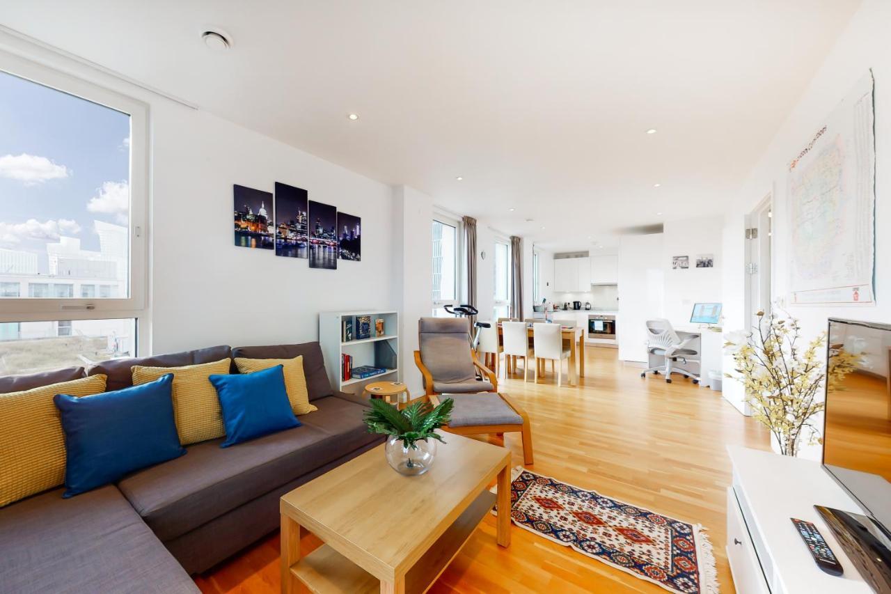 Lovely 2 Bedroom Flat With Balcony In Stratford Londra Esterno foto