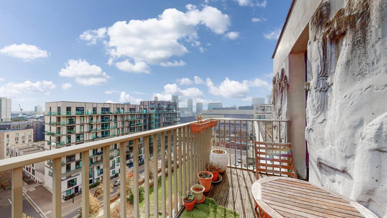 Lovely 2 Bedroom Flat With Balcony In Stratford Londra Esterno foto