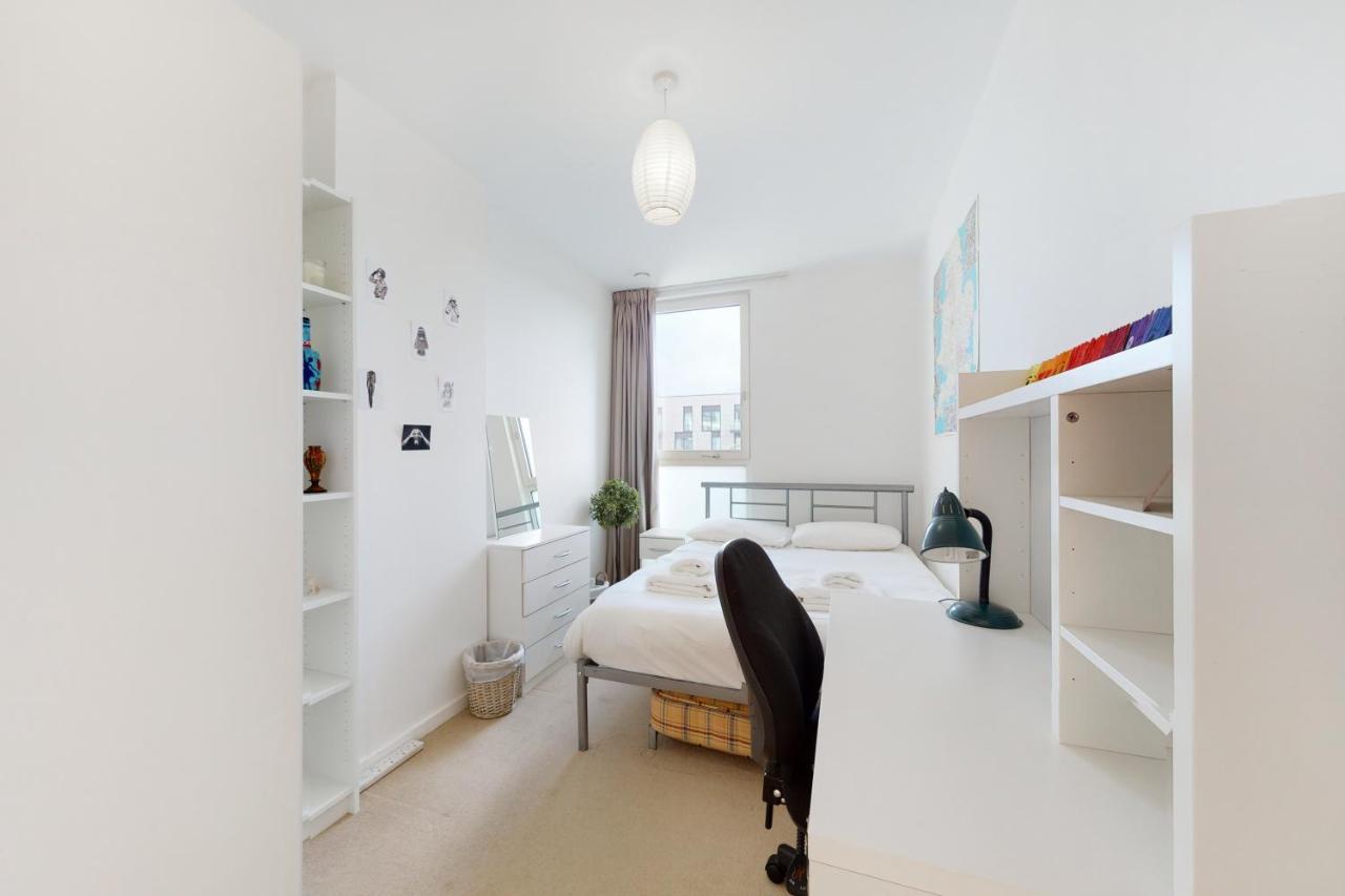 Lovely 2 Bedroom Flat With Balcony In Stratford Londra Esterno foto